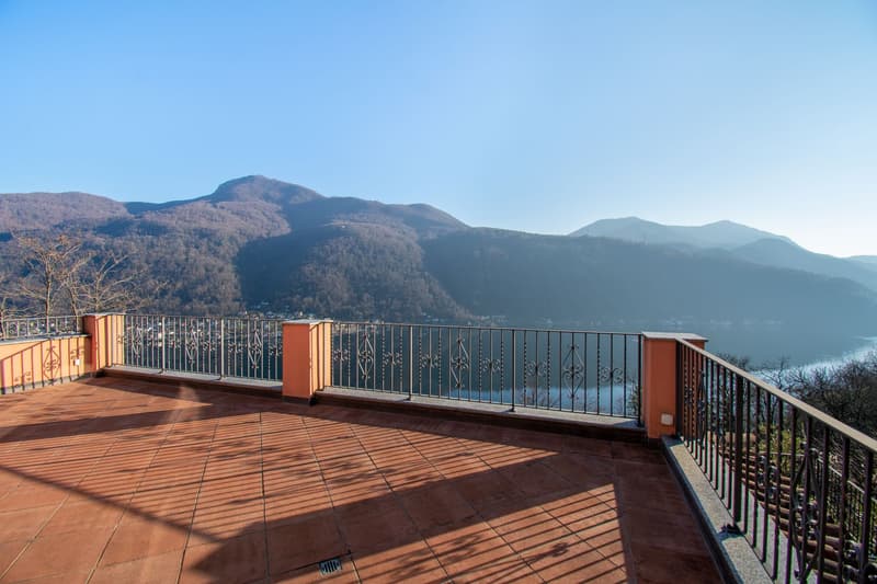 LUSSUOSA VILLA CON PISCINA E STUPENDA VISTA LAGO (15)