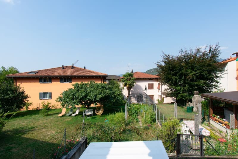 Casa di 5 locali con giardino e grottino (12)