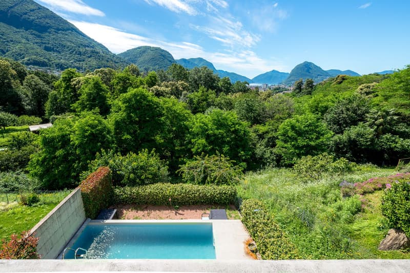 VILLA DI DESIGN IMMERSA NEL VERDE CON PISCINA E VISTA LAGO (14)