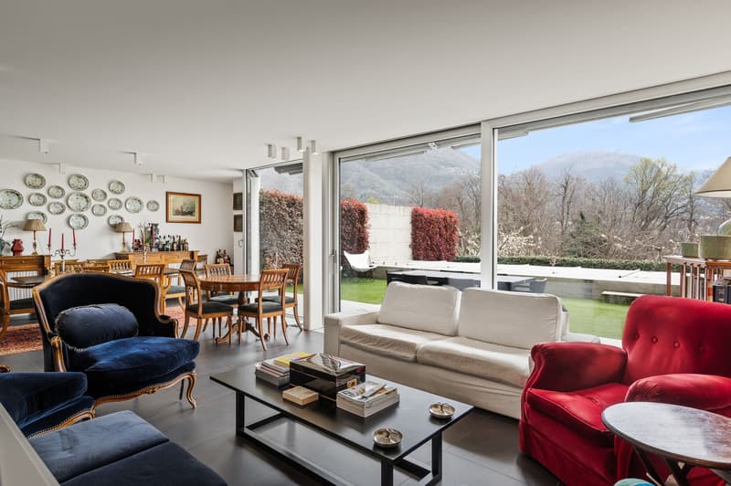 VILLA DI DESIGN IMMERSA NEL VERDE CON PISCINA E VISTA LAGO (3)