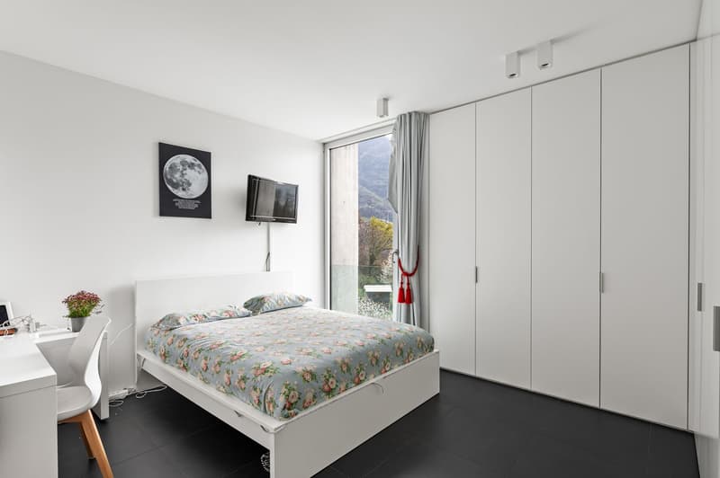 VILLA DI DESIGN IMMERSA NEL VERDE CON PISCINA E VISTA LAGO (7)