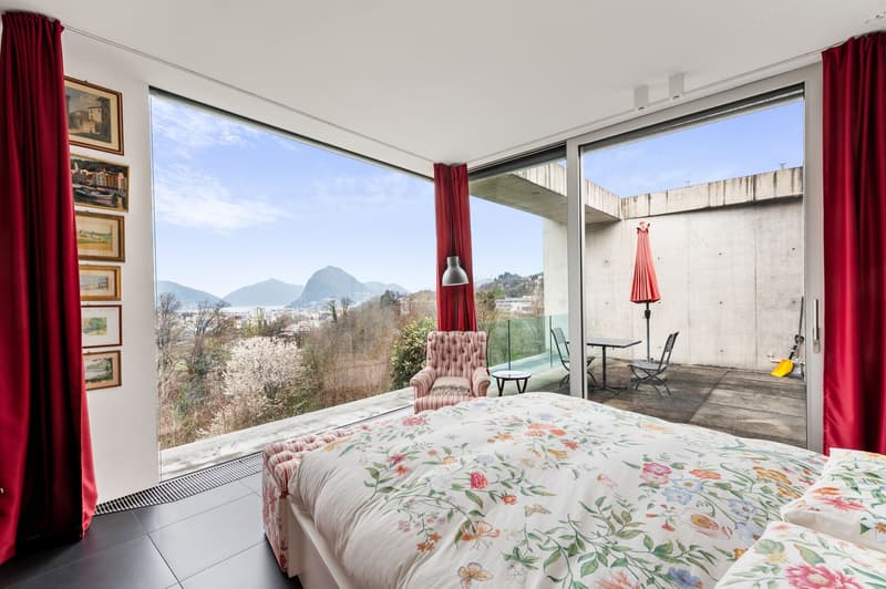 VILLA DI DESIGN IMMERSA NEL VERDE CON PISCINA E VISTA LAGO (9)