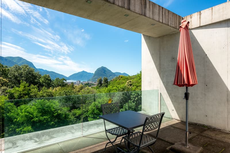 VILLA DI DESIGN IMMERSA NEL VERDE CON PISCINA E VISTA LAGO (11)