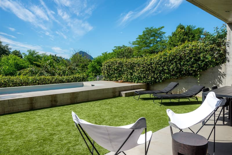 VILLA DI DESIGN IMMERSA NEL VERDE CON PISCINA E VISTA LAGO (12)