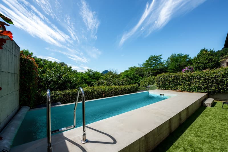 VILLA DI DESIGN IMMERSA NEL VERDE CON PISCINA E VISTA LAGO (13)