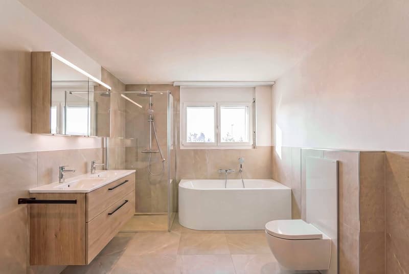 Badezimmer mit Wanne und Dusche