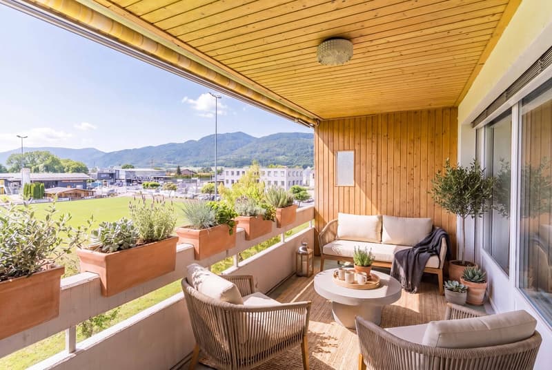 Sonniger Balkon mit Einbauschrank