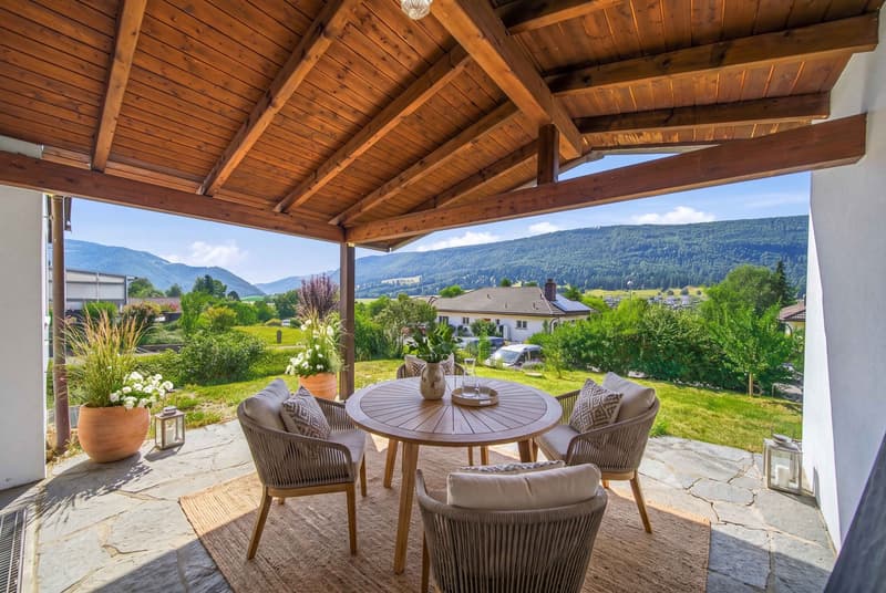 Terrasse mit grossem Garten