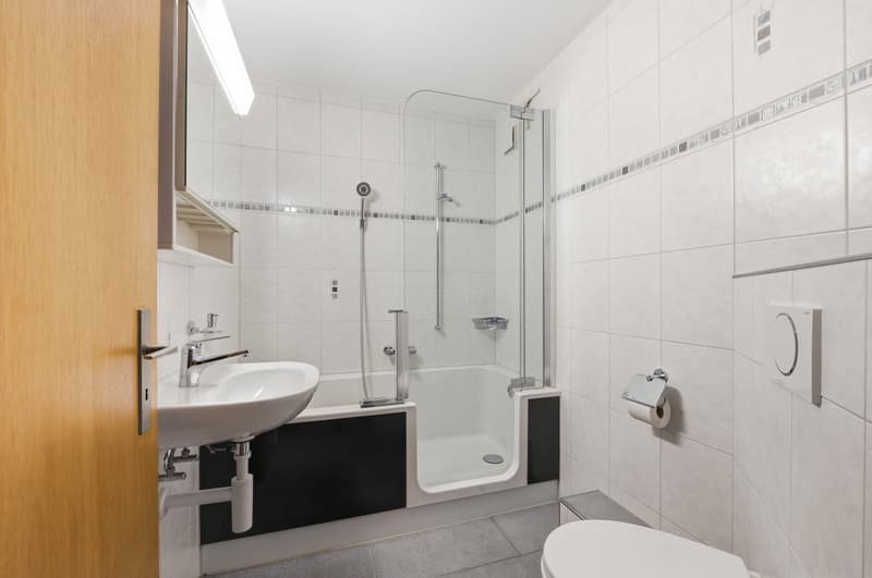Badezimmer mit Duschwanne