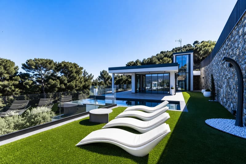 Villa contemporanea con piscina a sfioro e vista mare sulla Riviera ligure (4)
