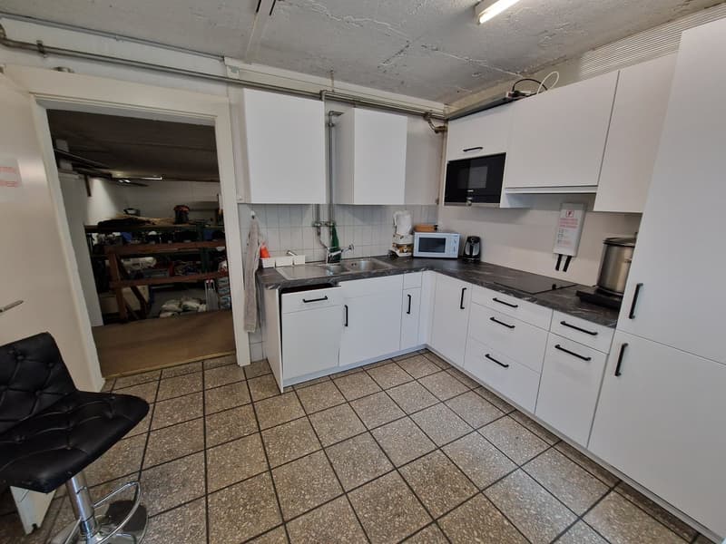 Befahrbare Gewerbefläche im EG mit Büro, Küche und 10 Aussenparkplätzen in Dübendorf (7)