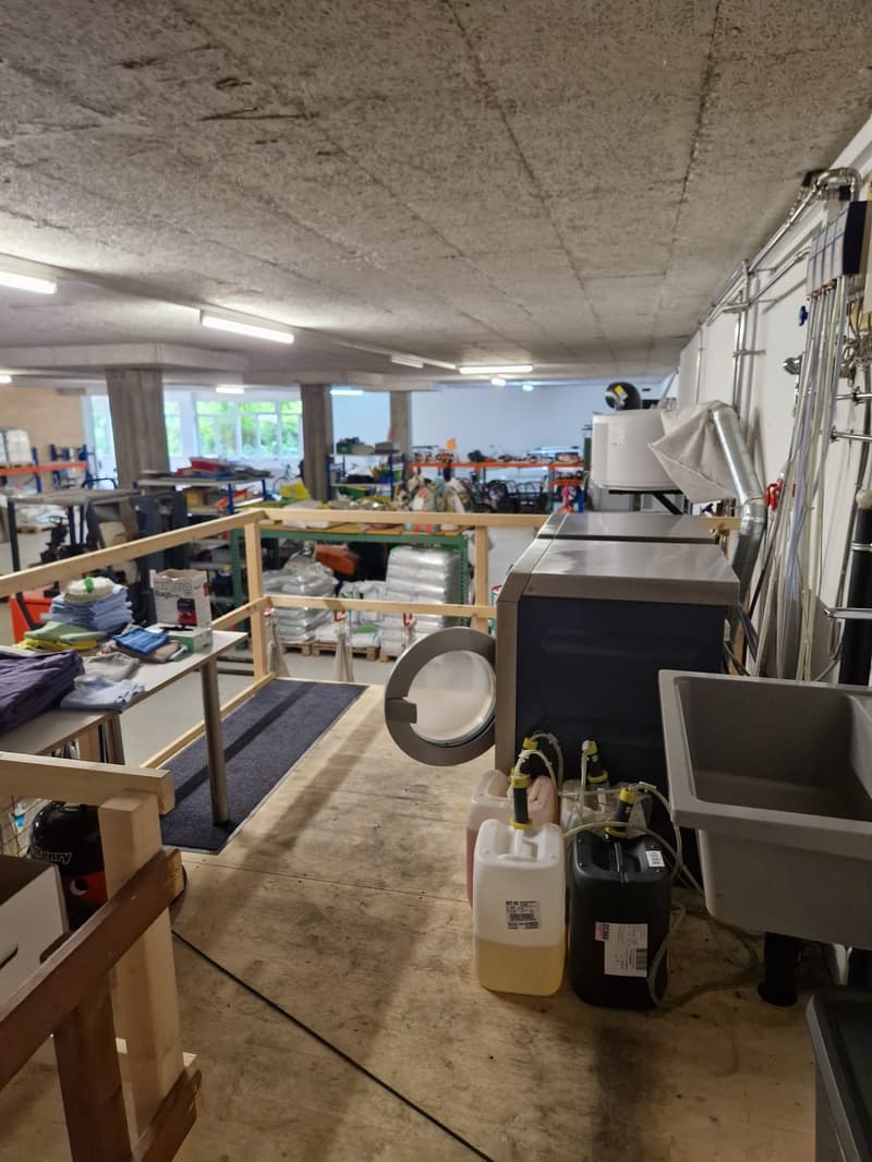 Befahrbare Gewerbefläche im EG mit Büro, Küche und 10 Aussenparkplätzen in Dübendorf (6)