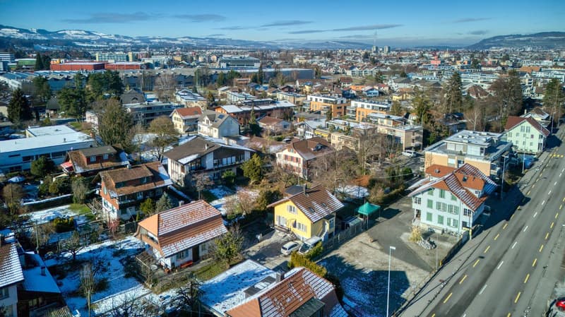 Houses in the neighborhood, snow on the ground, city background