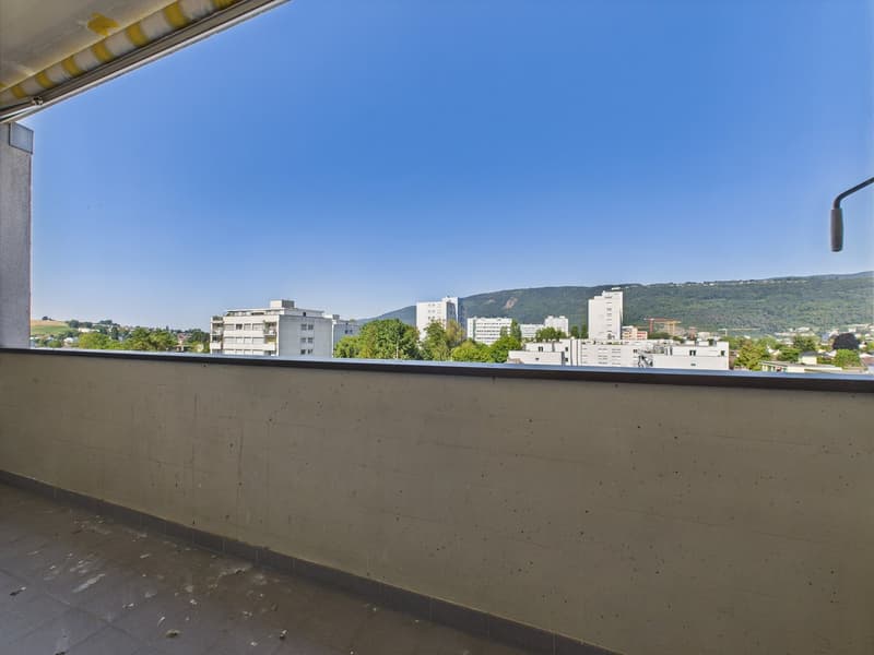 Appartement 3 pièces rénové avec vue panoramique à Biel (13)