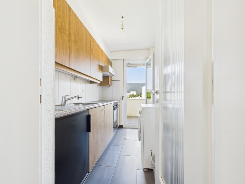 Appartement 3 pièces rénové avec vue panoramique à Biel (15)