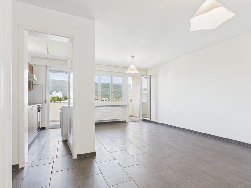 Appartement 3 pièces rénové avec vue panoramique à Biel (10)