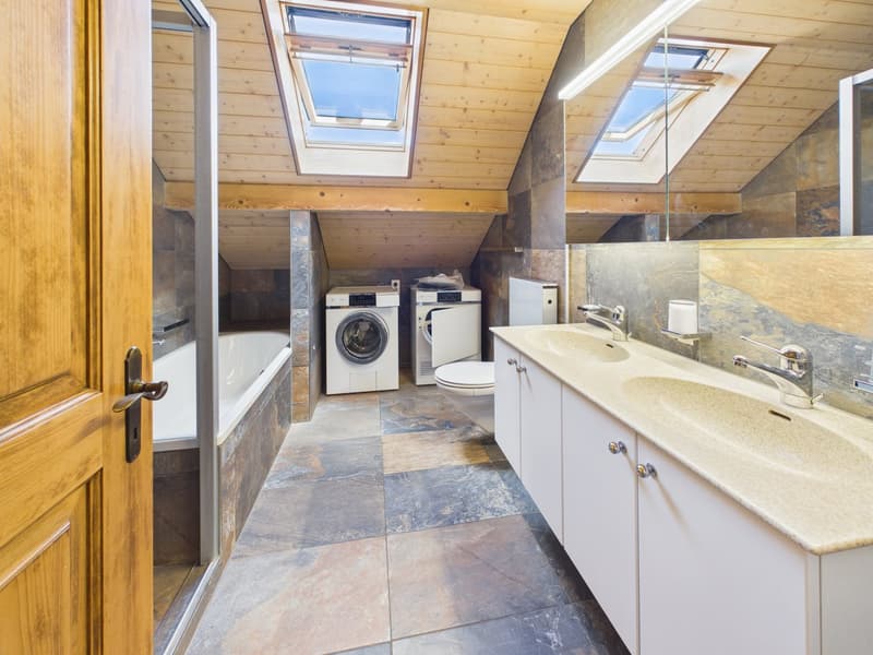 3,5 Zimmer Dachwohnung mit Bergsicht und Raumhöhe (12)