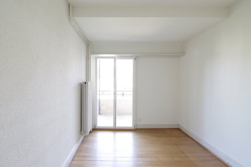Esszimmer mit Zugang auf Balkon