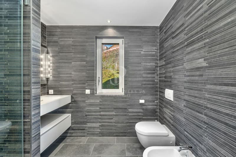 Soleggiato con giardino e piscina (13)
