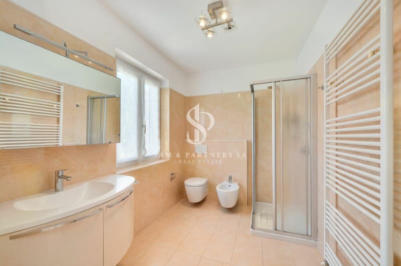 Moderna casa con piscina (16)