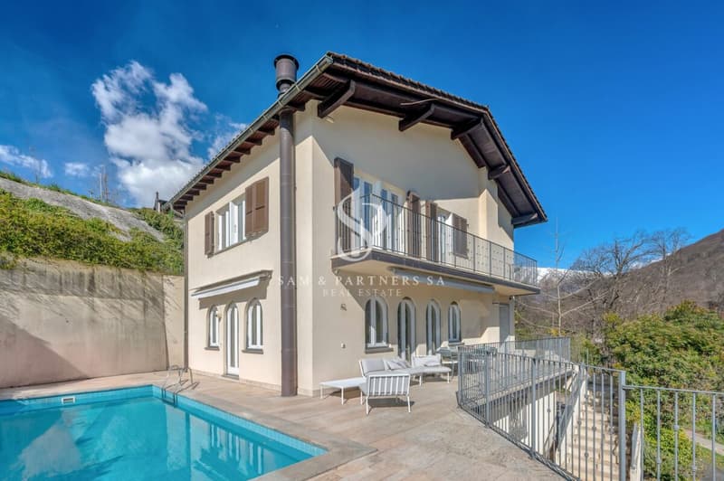 Moderna casa con piscina (2)