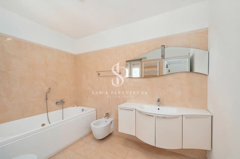 Moderna casa con piscina (14)