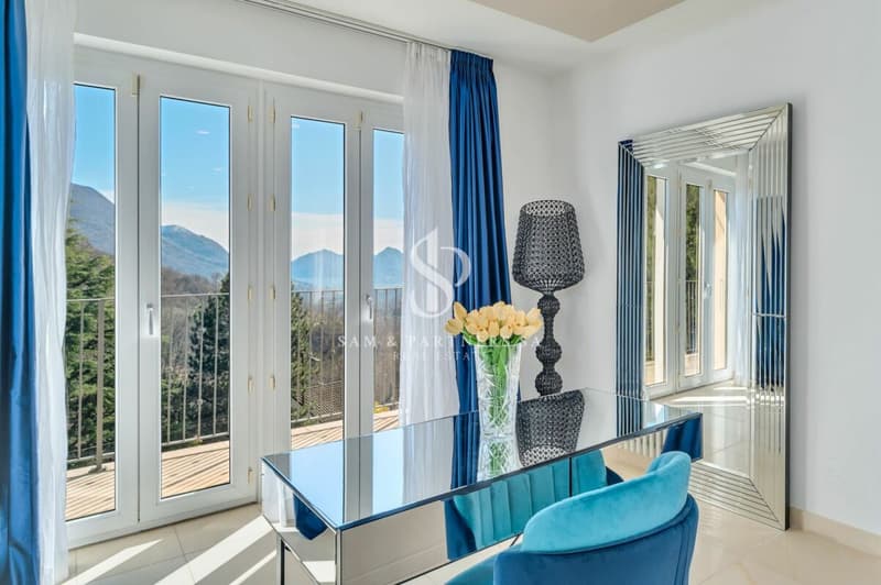 Moderna casa con piscina (12)