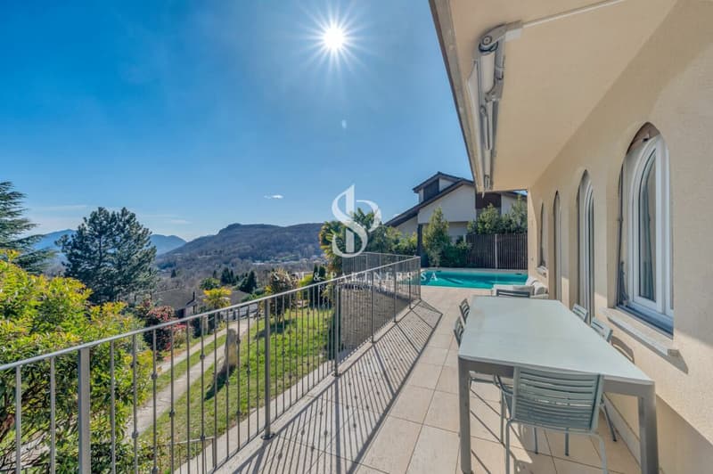 Moderna casa con piscina (3)