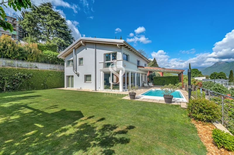 Villa con vista lago e piscina (3)