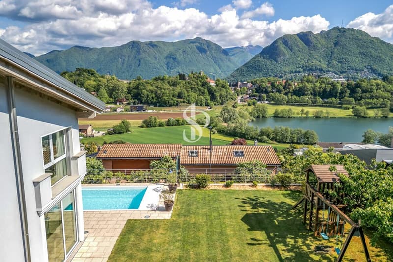 Villa con vista lago e piscina (2)