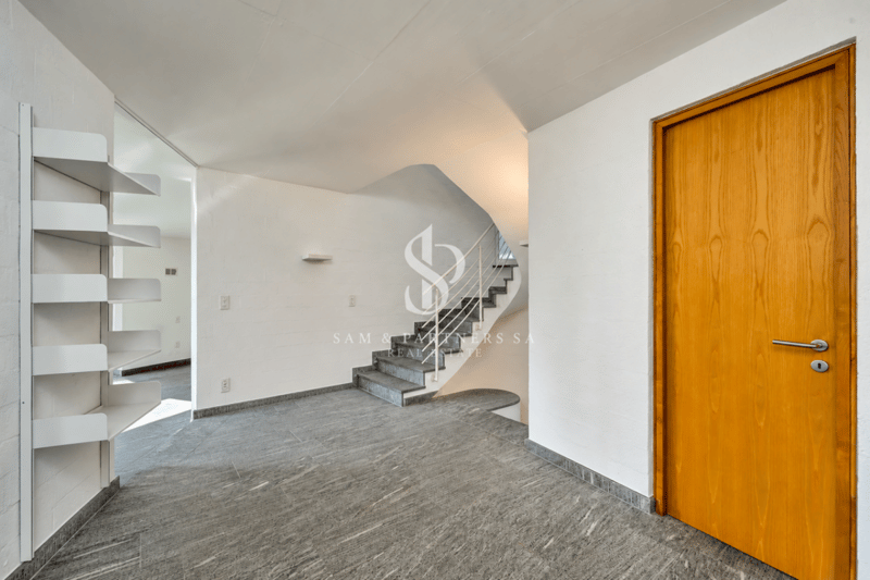 Villa contemporanea con giardino e potenziale di sviluppo copia (6)