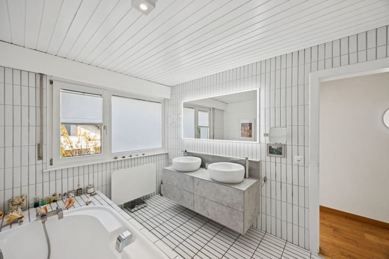 Salle de bains avec baignoire, douche et sauna