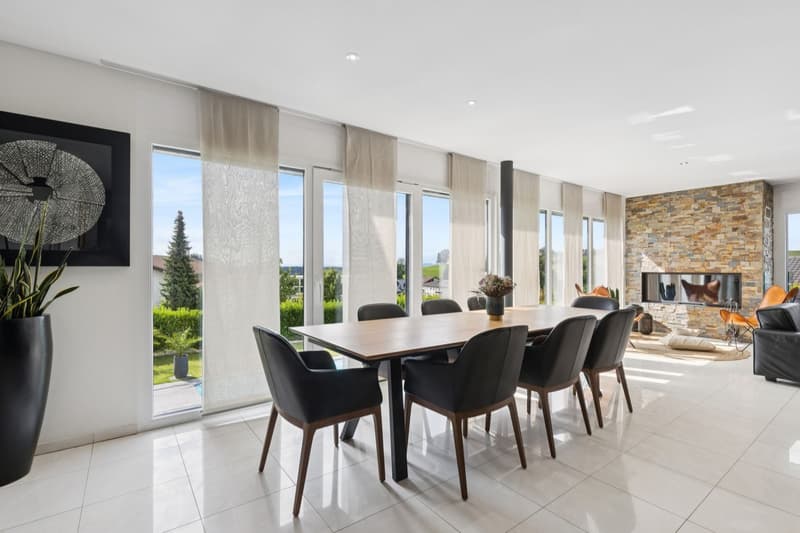 Salle à manger avec accès à l'extérieur