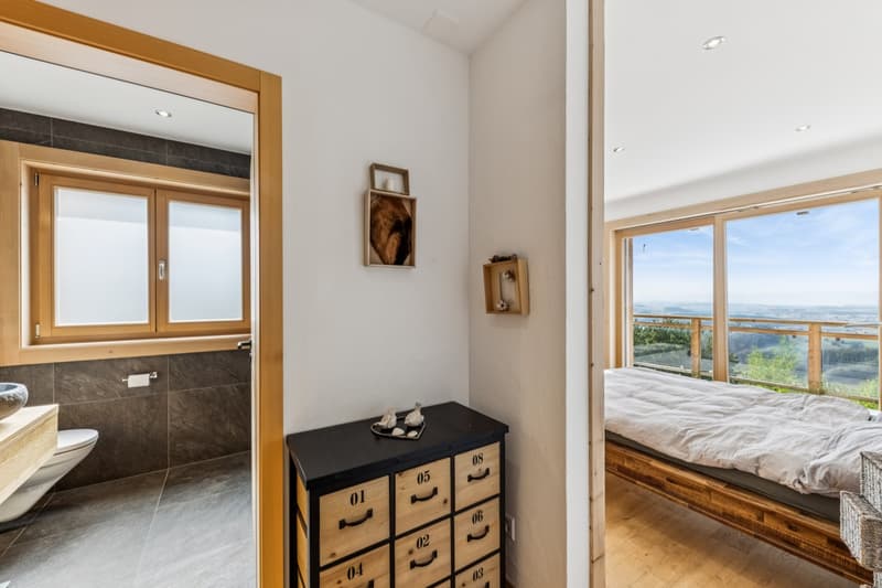 Suite parentale avec salle de bain/WC privative et armoires murales