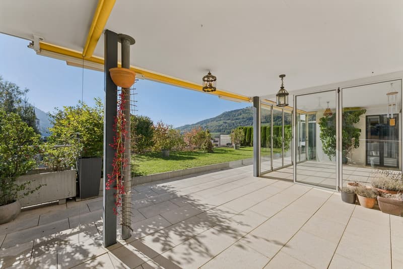 Terrasse couverte de 73 m2 et jardin de 69 m2