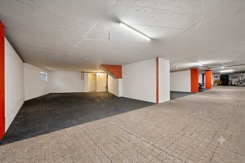 Tiefgaragenabteil UG mit Eingang zum Haus