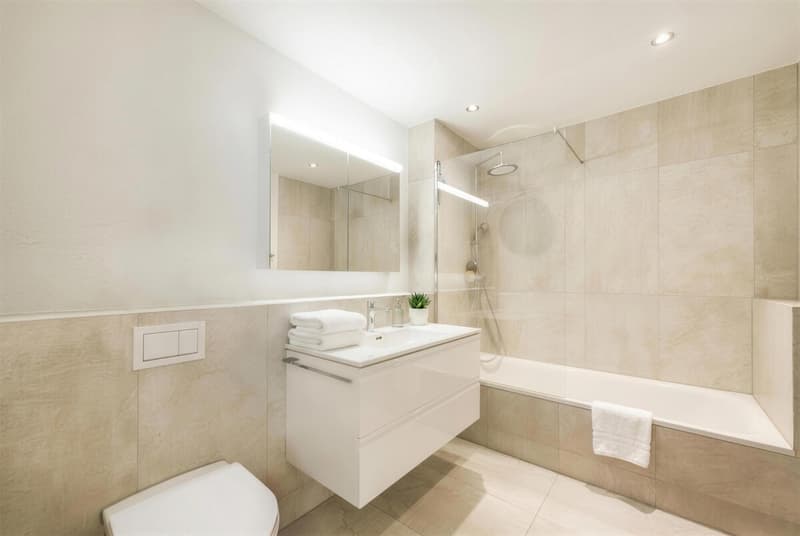 Badezimmer mit gemütlicher Badewanne