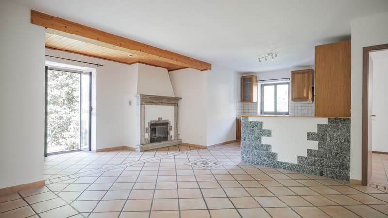 Condominio con 5 appartamenti e bella vista a Claro (3)