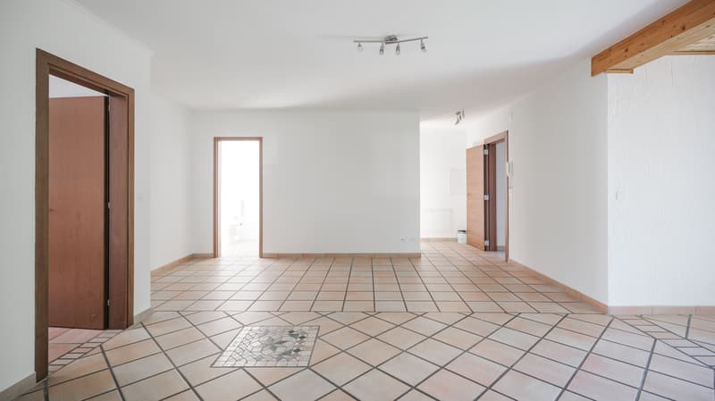 Condominio con 5 appartamenti e bella vista a Claro (8)