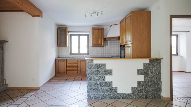 Condominio con 5 appartamenti e bella vista a Claro (4)