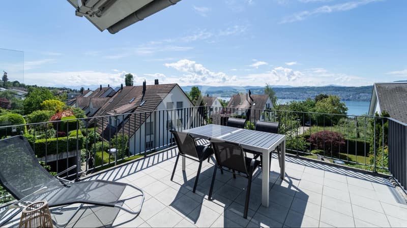 Terrasse mit See- und Bergsicht