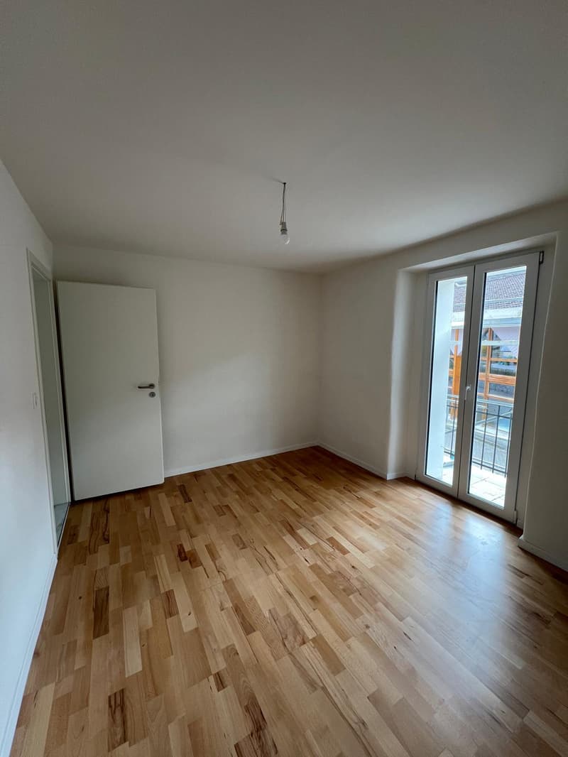 empty room, wooden floor, white walls, sliding glass door, balcony