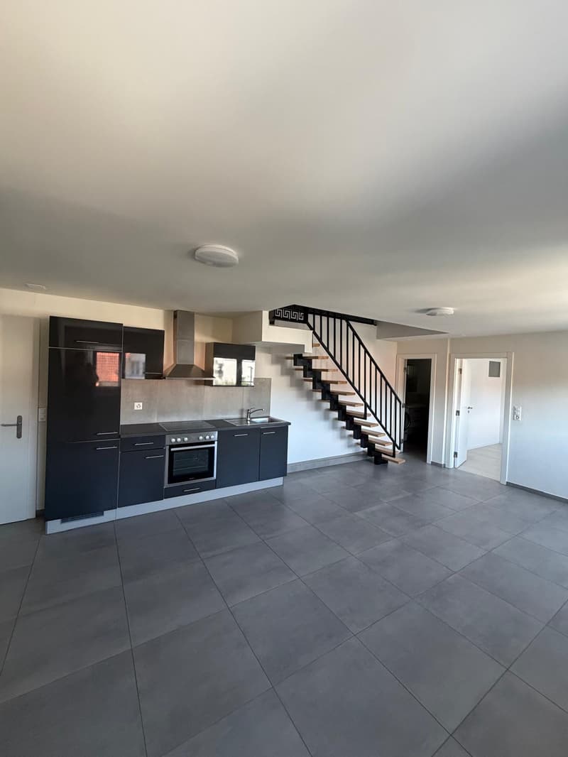 Appartement 2,5 pièces rénové avec mezzanine / Renovierte 2.5-Zimmer-Wohnung, Bahnhof in Gehdistanz (1)