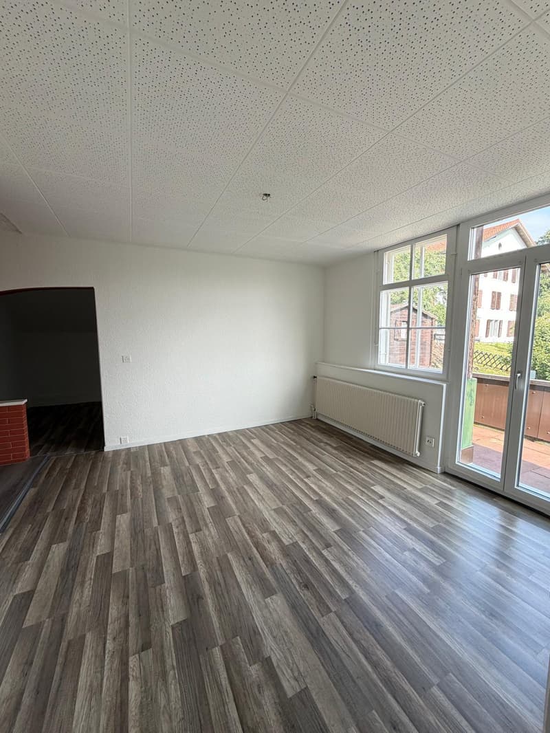 Appartement 2.5 pièces lumineux avec balcon à Tavannes (2)