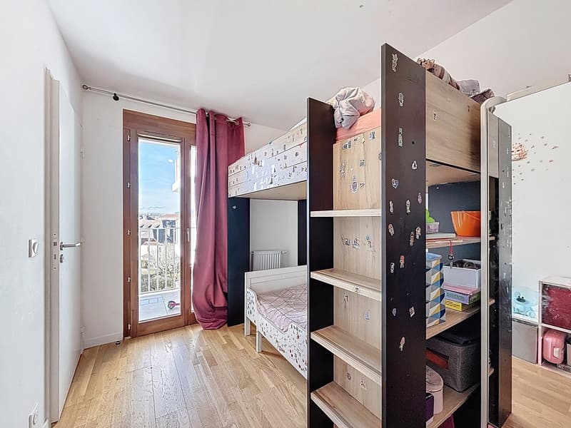 Wooden floor, bunk bed, single bed, shelves, radiator, glass door, balcony, curtains