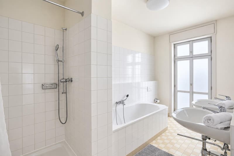 Stilvolle möblierte 4-Zimmerwohnung mit Balkon (8)