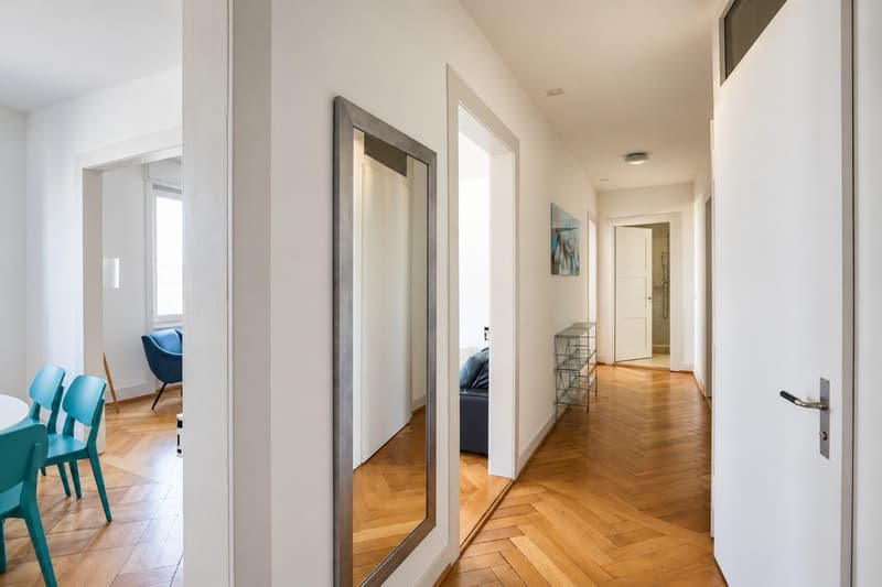 Stilvolle möblierte 4-Zimmerwohnung mit Balkon (2)
