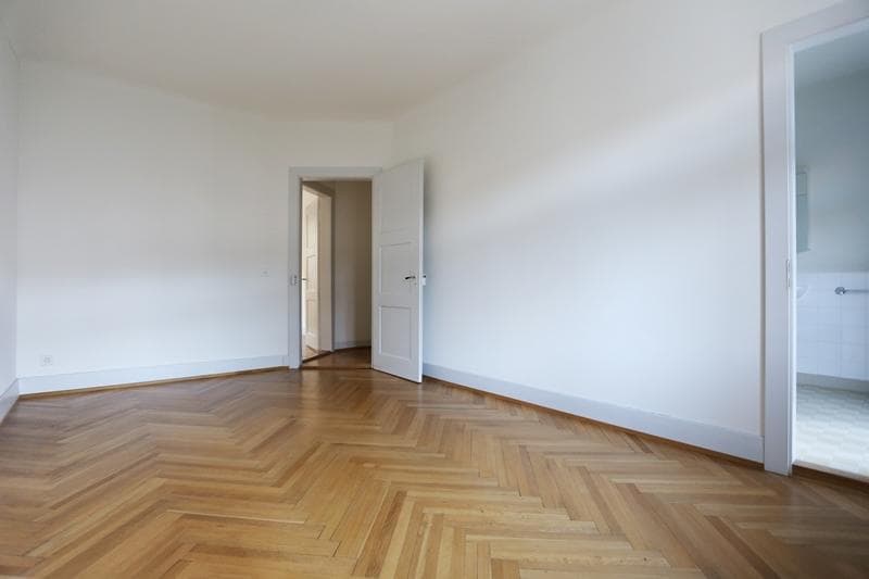 Attraktive 4-Zimmerwohnung in renoviertem Altbau direkt beim Voltaplatz (2)
