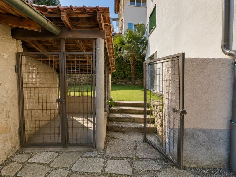 Charaktervolles Eckhaus mit Garten, privatem Innenhof und viel Potenzial in Arzo (10)