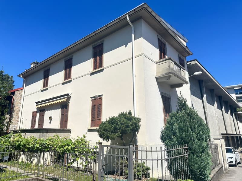 Spacious Family Home with Private Garden in a Quiet Residential Area of Chiasso (13)